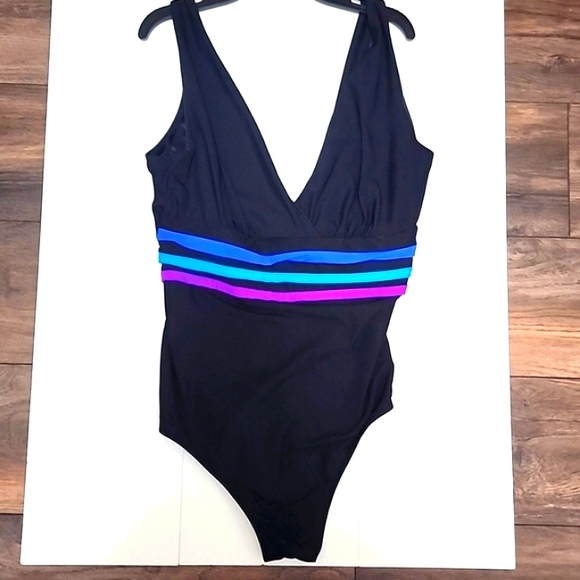 Croft and barrow black swimsuit - Picture 1 of 3